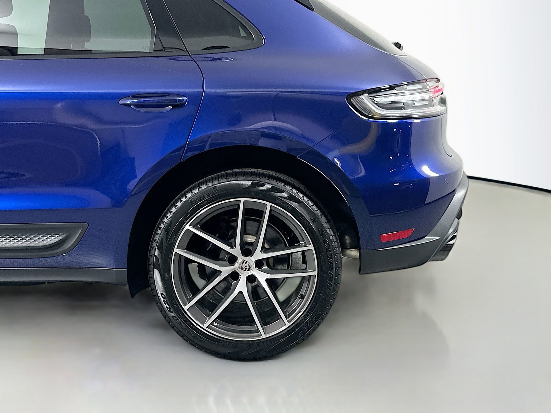 Certified 2025 Porsche Macan image 12