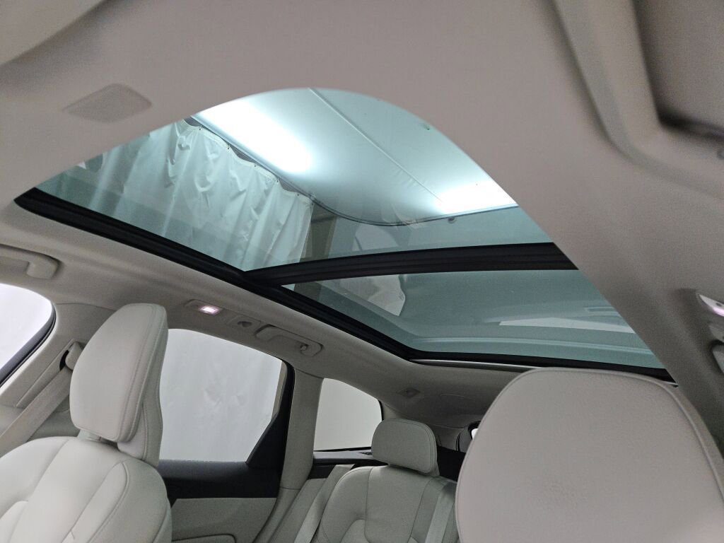 Used 2023 Volvo XC60 B5 Plus image 26