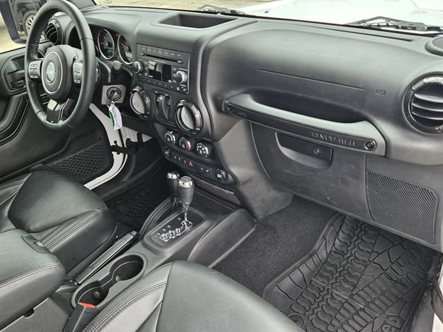 Used 2017 Jeep Wrangler Sahara AWD/4WD image 13