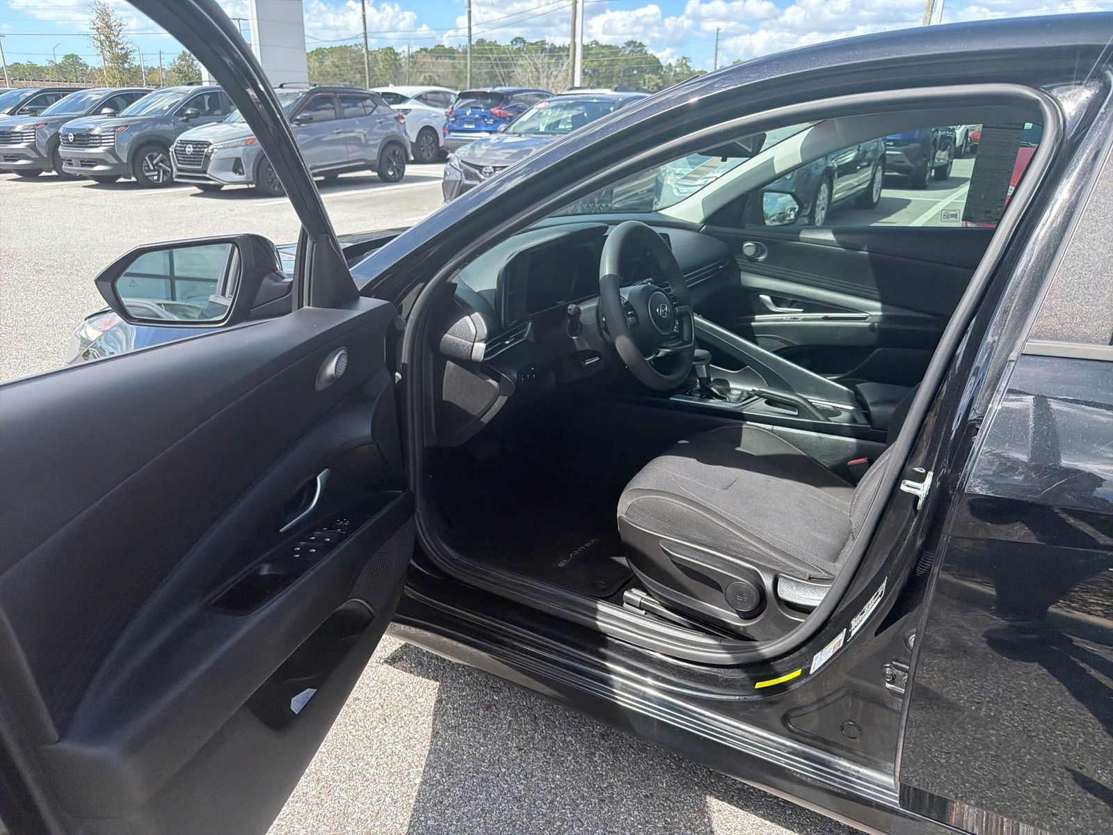 Used 2021 Hyundai Elantra SE w/ Preferred Accessory Package image 13