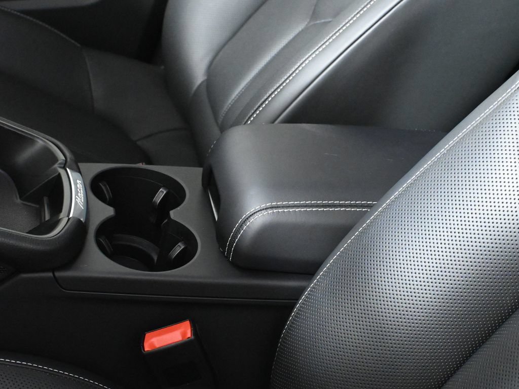 Used 2025 Porsche Macan Turbo AWD/4WD image 29