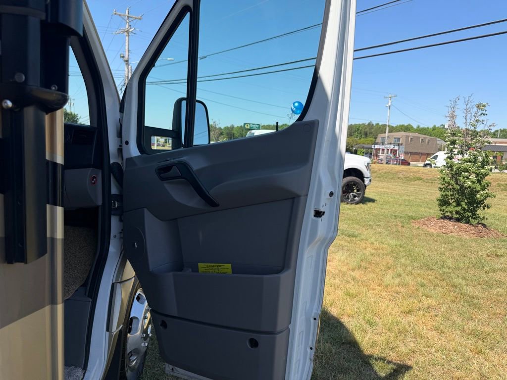 Used 2016 Mercedes-Benz Sprinter 3500 image 22