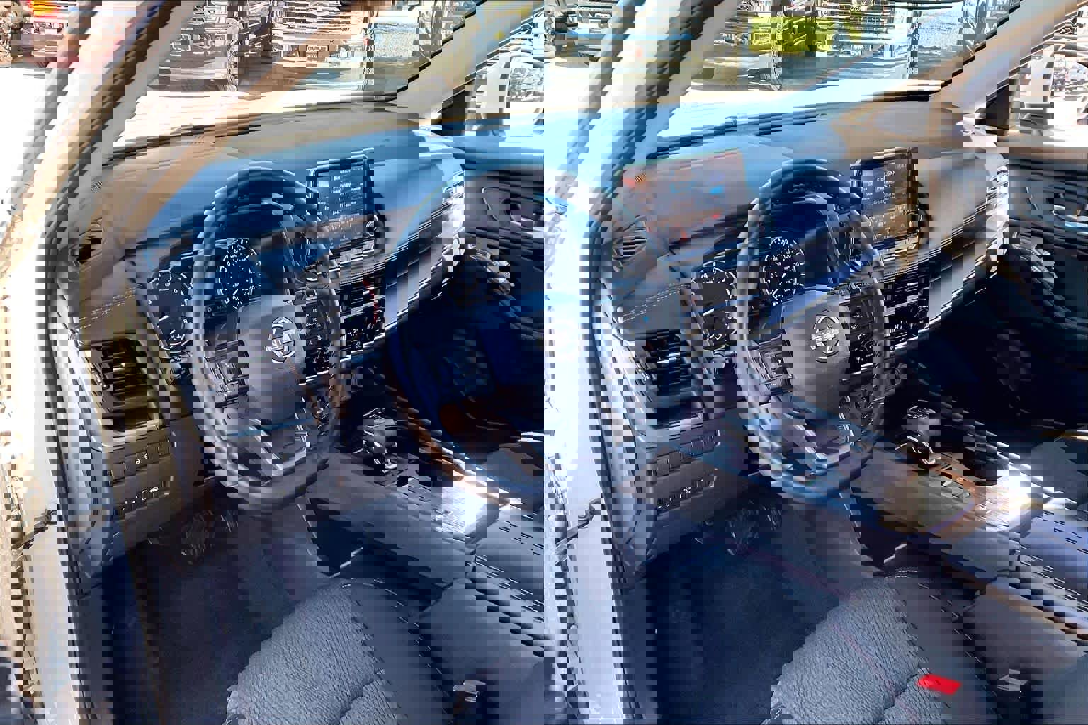 Used 2025 Nissan Rogue SV image 17