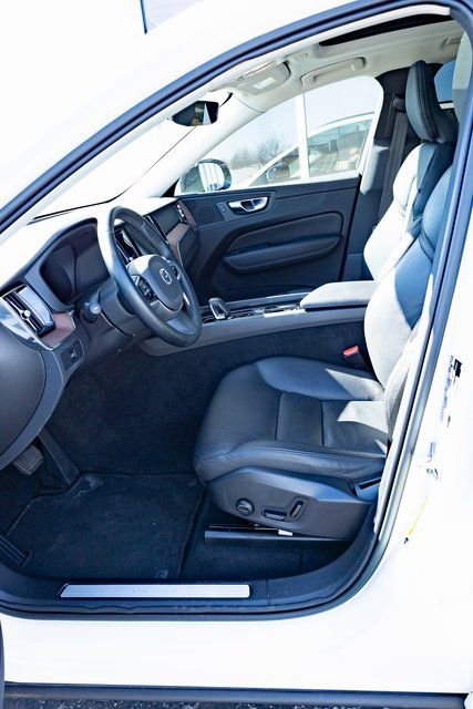 Used 2023 Volvo XC60 B5 Plus image 13