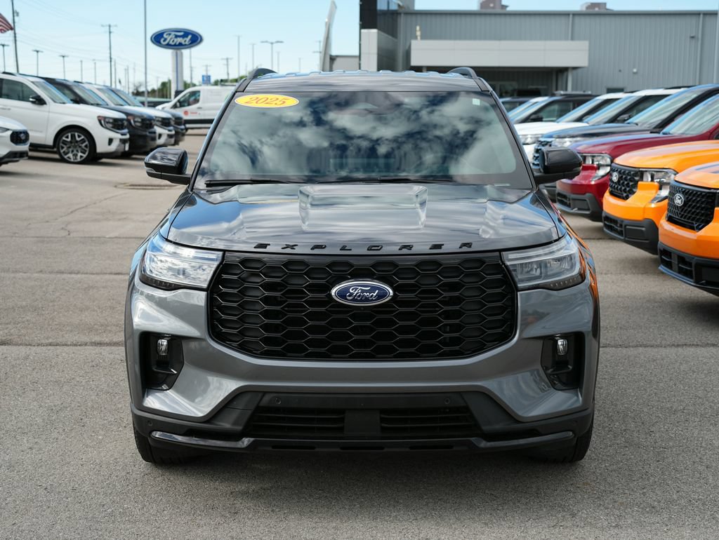 Used 2025 Ford Explorer ST-Line RWD image 3