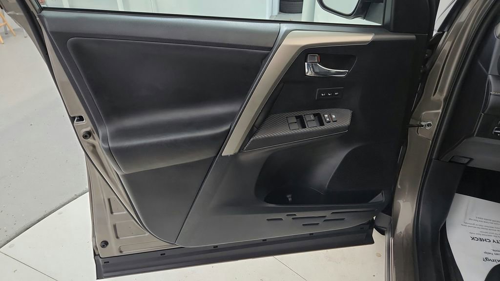 Used 2015 Toyota RAV4 Limited AWD/4WD image 22