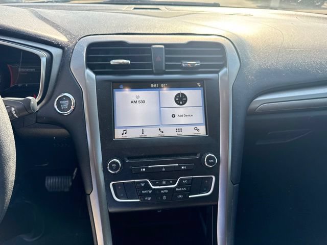 Used 2017 Ford Fusion SE w/ Fusion SE Technology Package FWD image 16