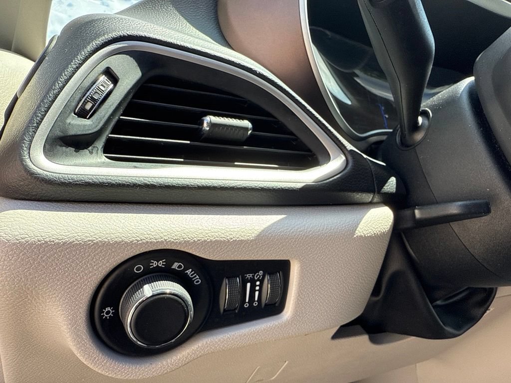 Used 2017 Chrysler Pacifica Touring FWD image 19