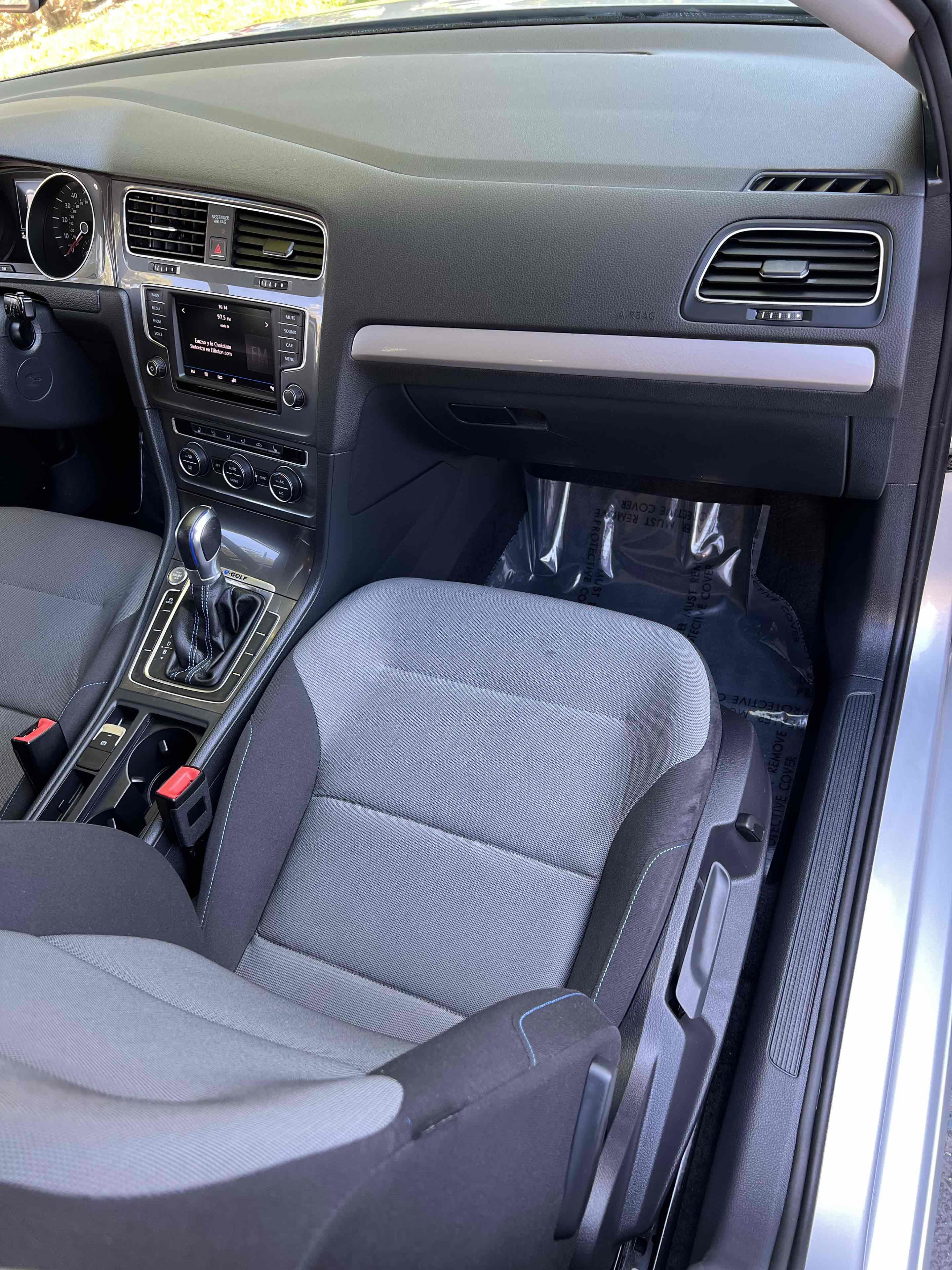 Used 2016 Volkswagen e-Golf SE w/ DC Fast Charging Package image 32