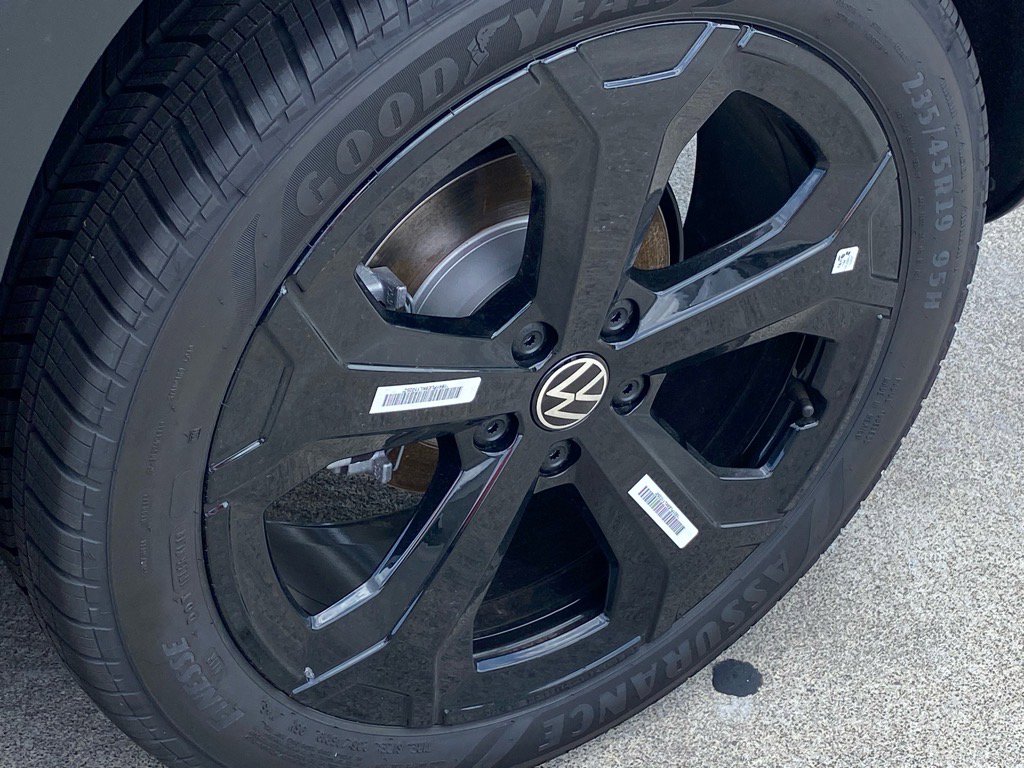 New 2025 Volkswagen Taos SE image 12