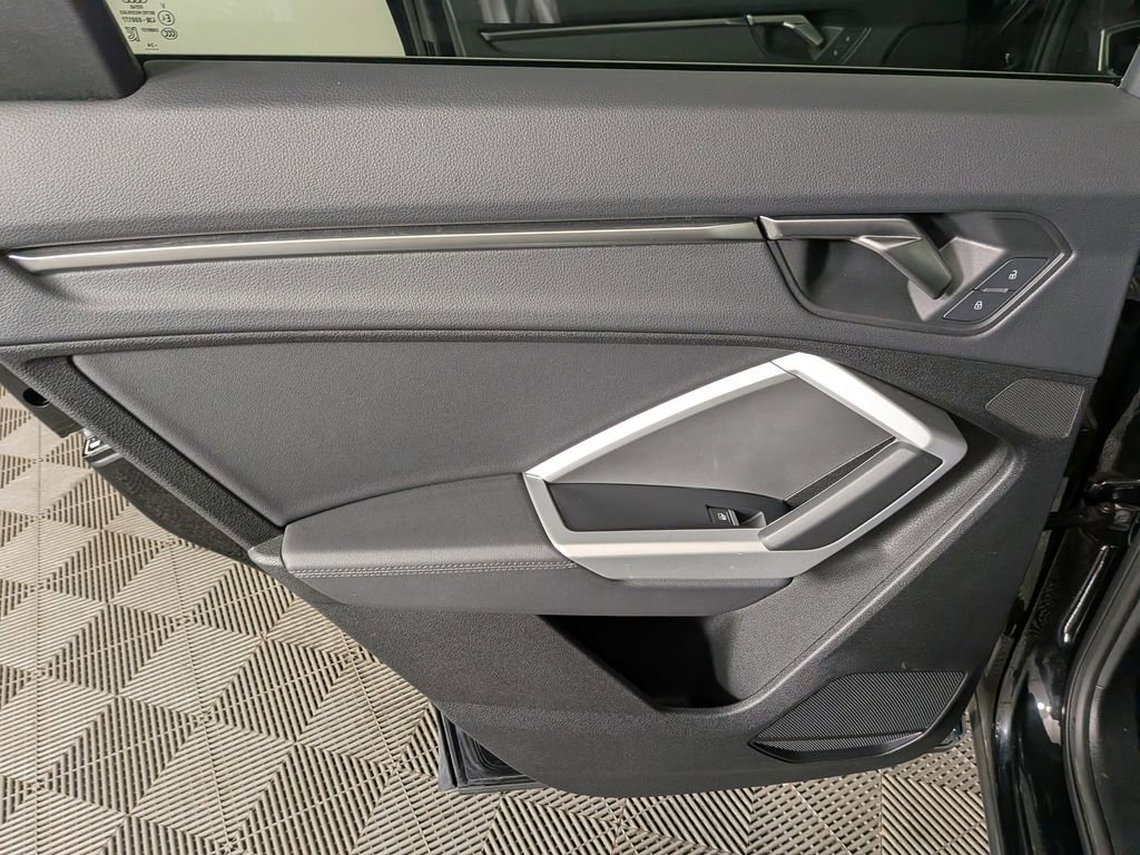 Used 2025 Audi Q3 2.0T Premium image 31