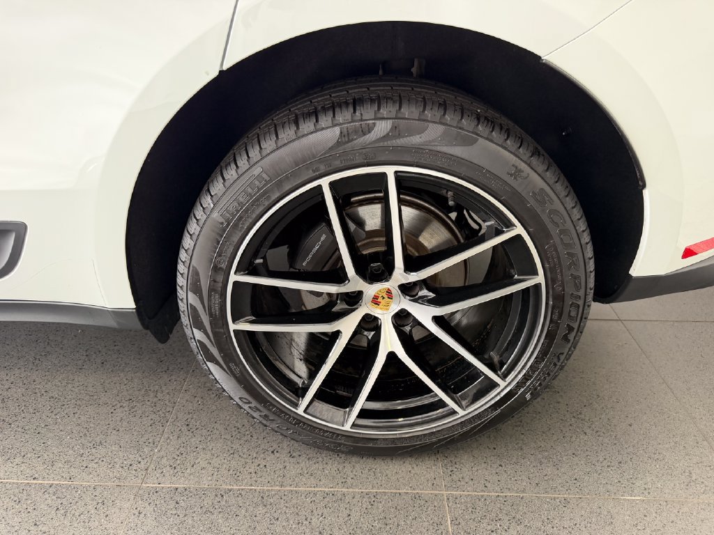 Certified 2026 Porsche Macan AWD/4WD image 11