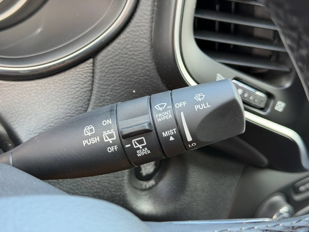 Used 2020 Jeep Cherokee Latitude Plus w/ Cold Weather Group AWD/4WD image 33