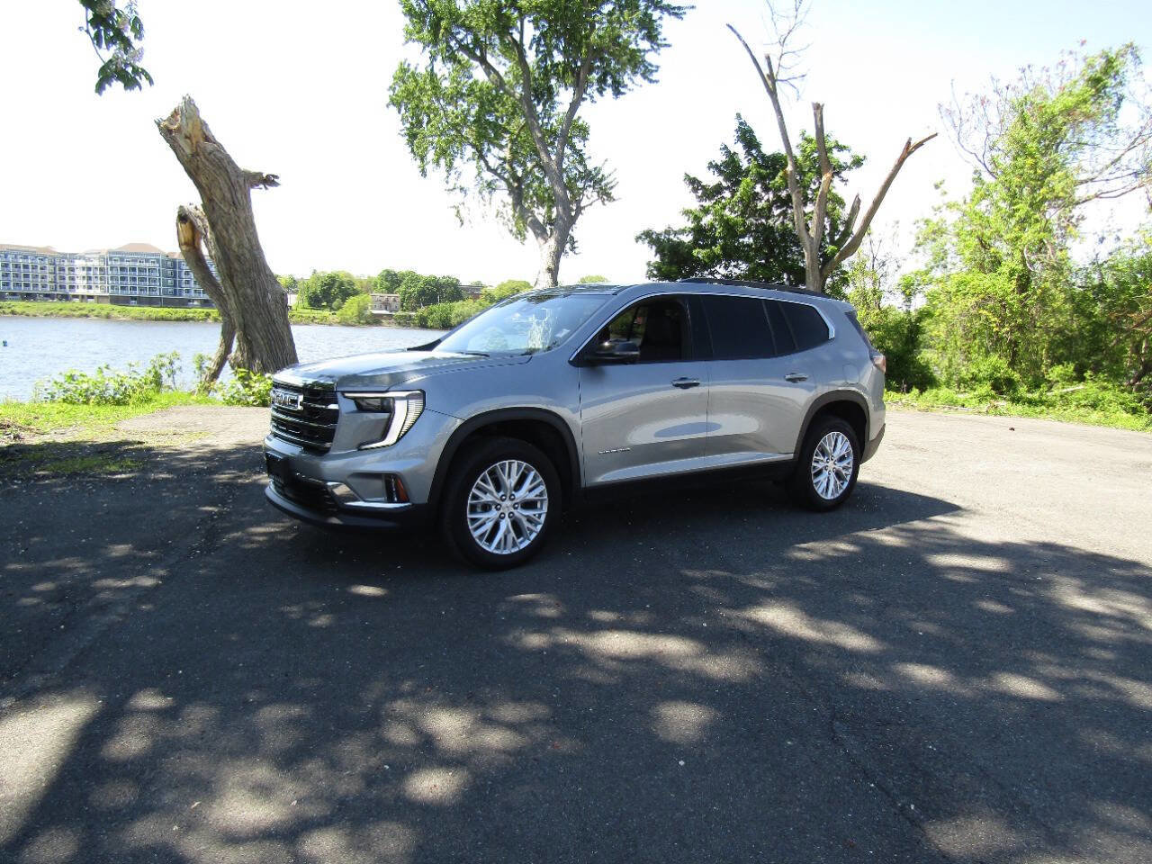 Used 2025 GMC Acadia Elevation w/ Elevation Premium Package AWD/4WD image 2