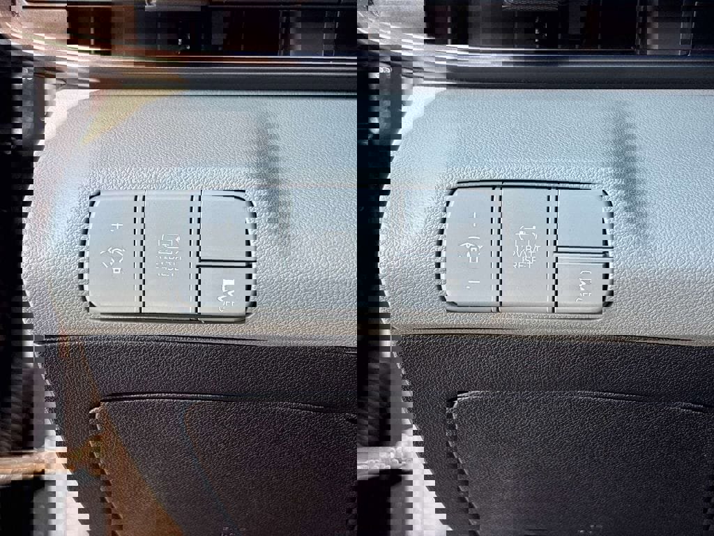 Used 2024 Hyundai Elantra Limited image 19