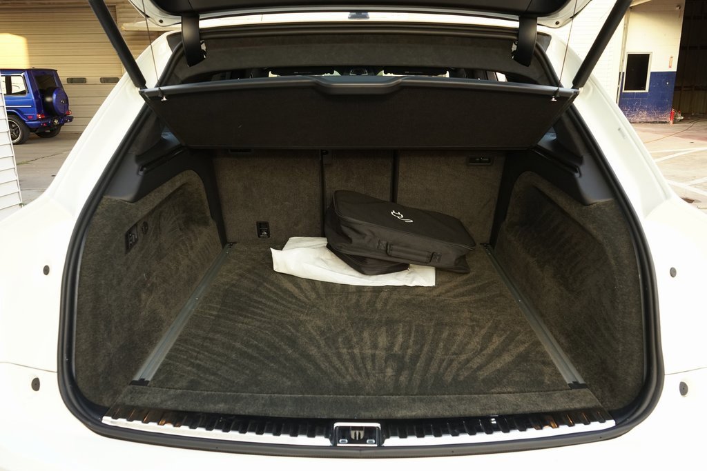 Used 2023 Bentley Bentayga Plug-In Hybrid image 33