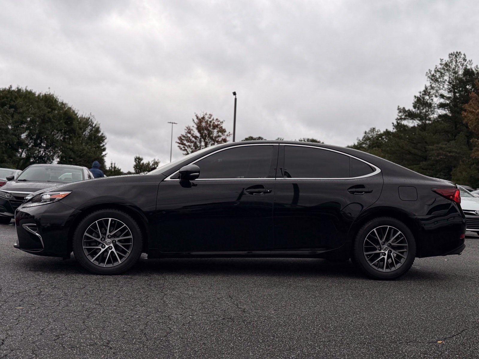 Used 2017 Lexus ES 350 w/ Luxury Package FWD image 2