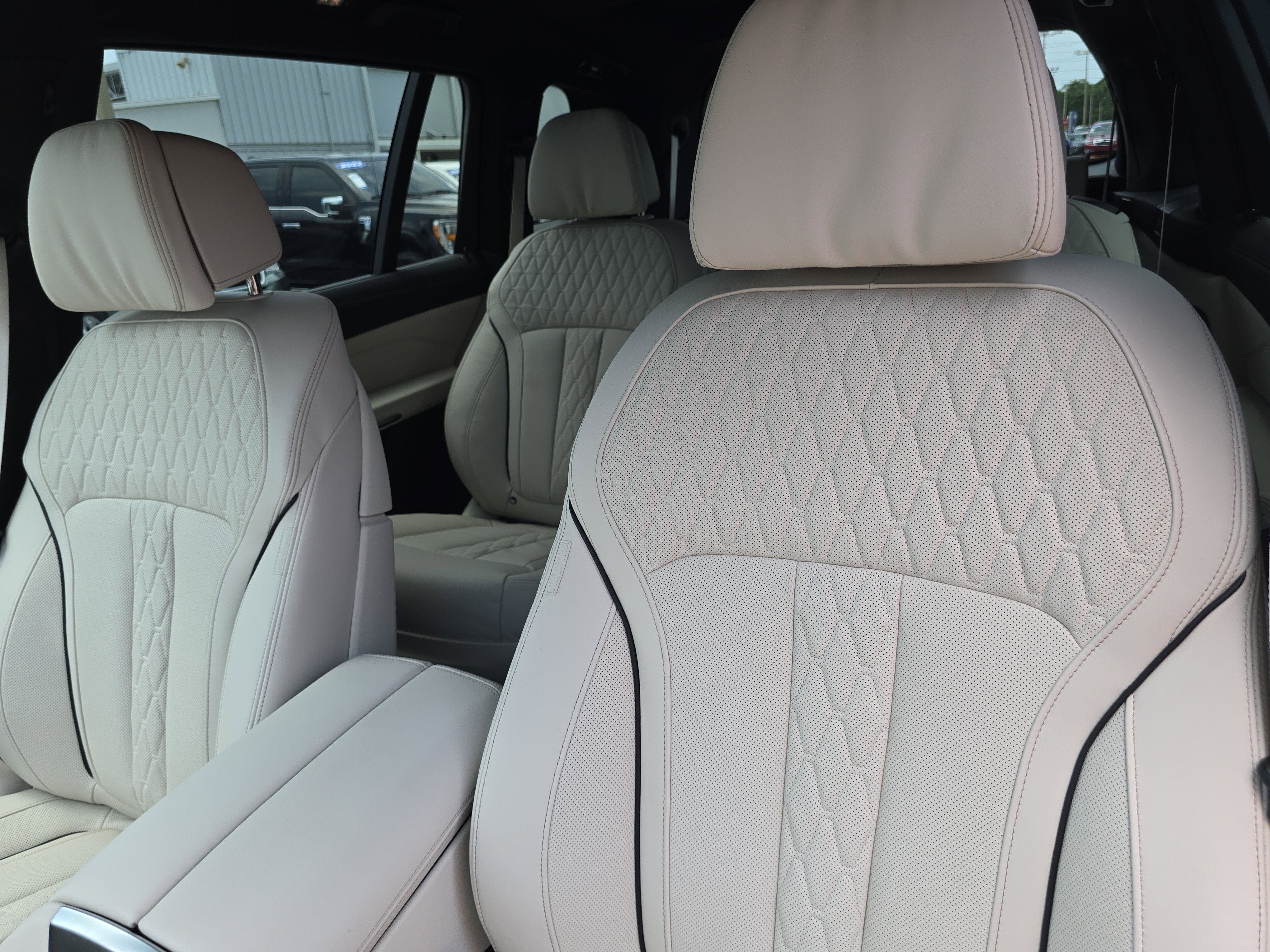 New 2026 BMW X7 M60i image 24