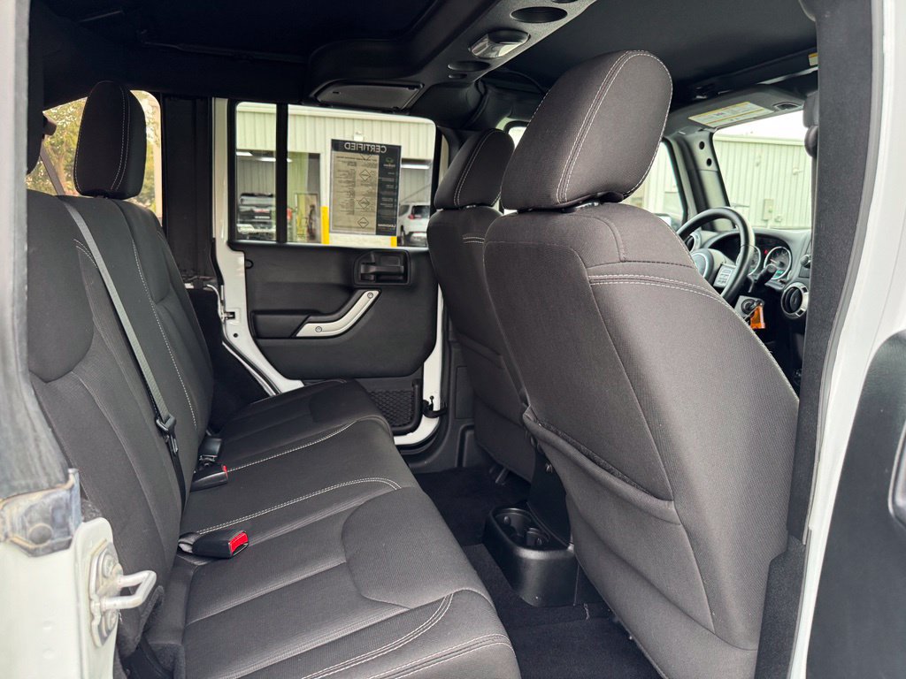 Used 2017 Jeep Wrangler Unlimited Sahara w/ Connectivity Group AWD/4WD image 31