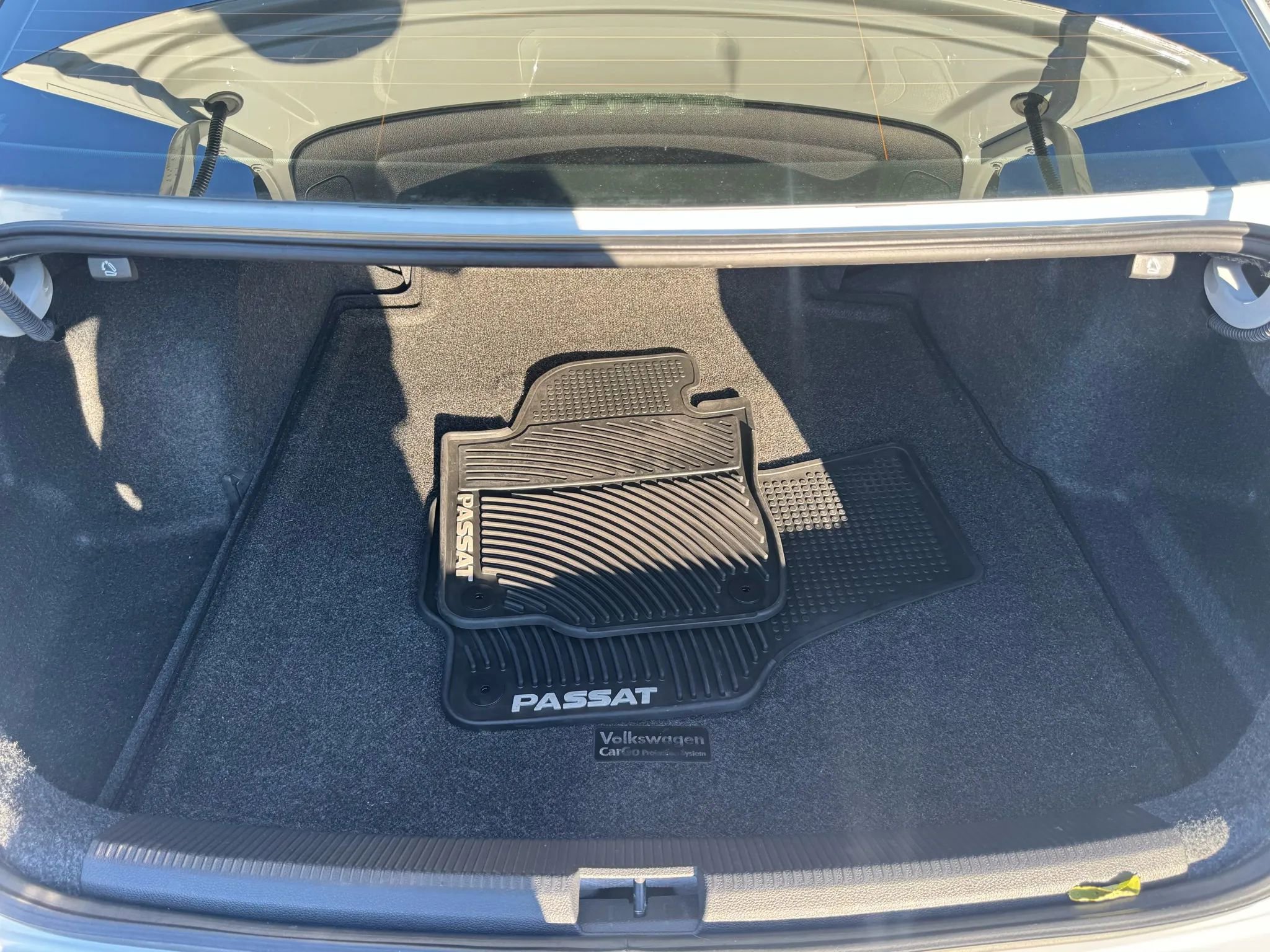 Used 2018 Volkswagen Passat 2.0T SEL Premium image 21