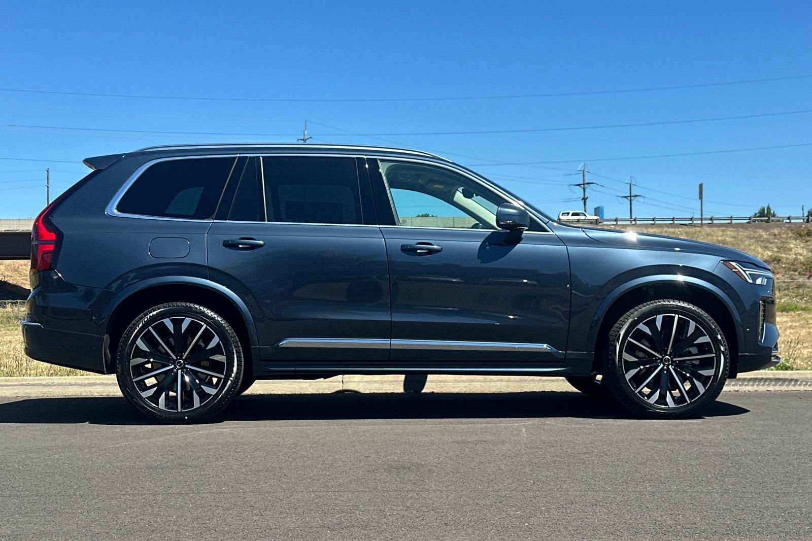 New 2026 Volvo XC90 T8 Plus w/ Protection Package AWD/4WD image 2