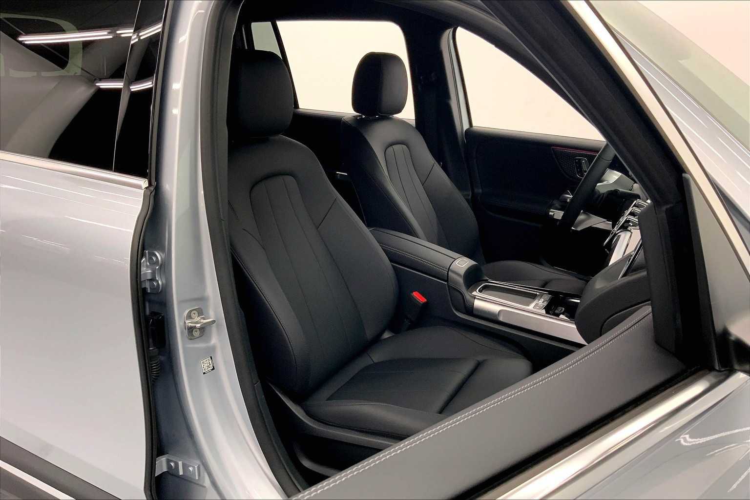 Used 2026 Mercedes-Benz GLB 250 image 2