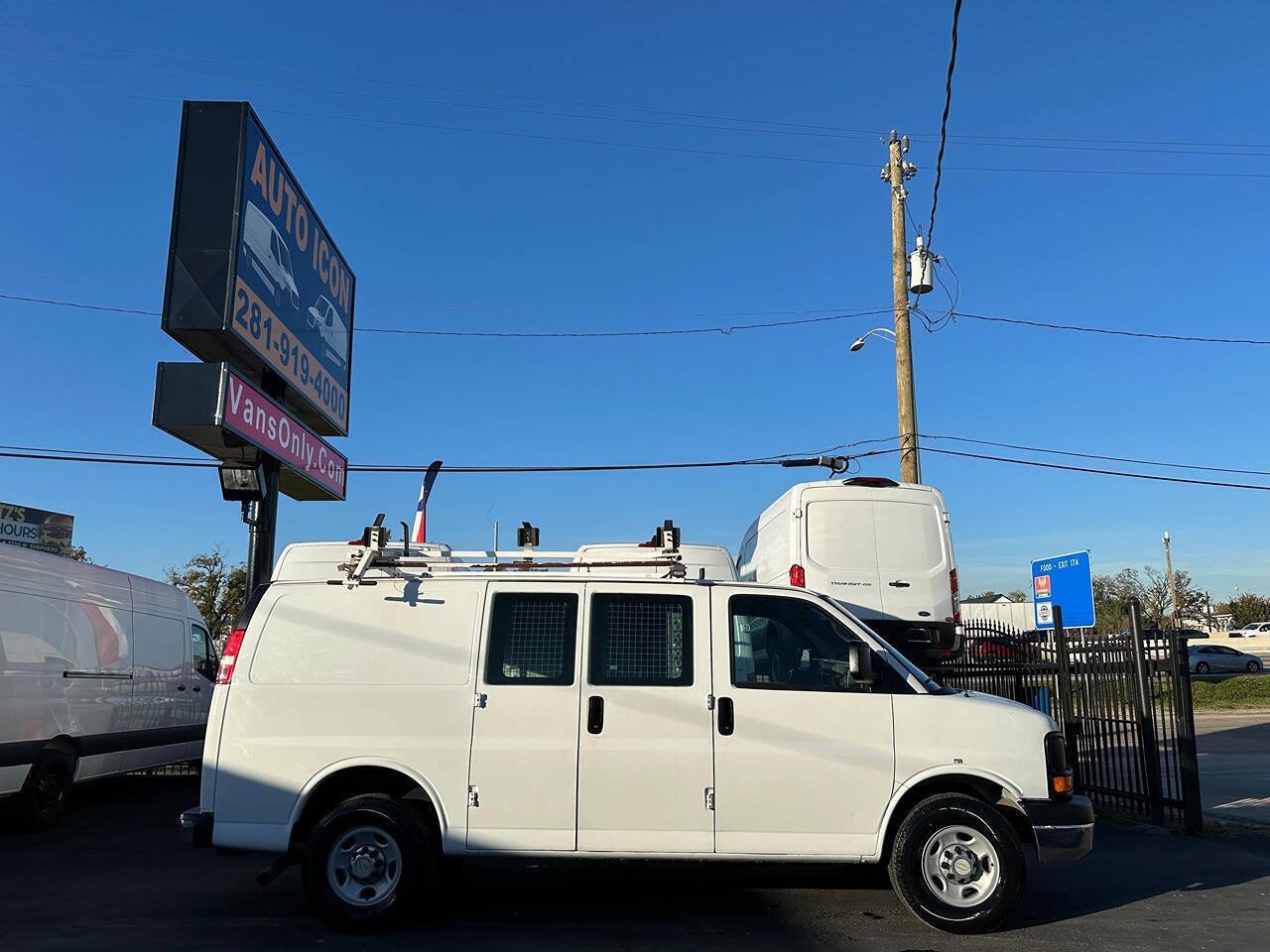 Used 2014 Chevrolet Express 2500 RWD image 3
