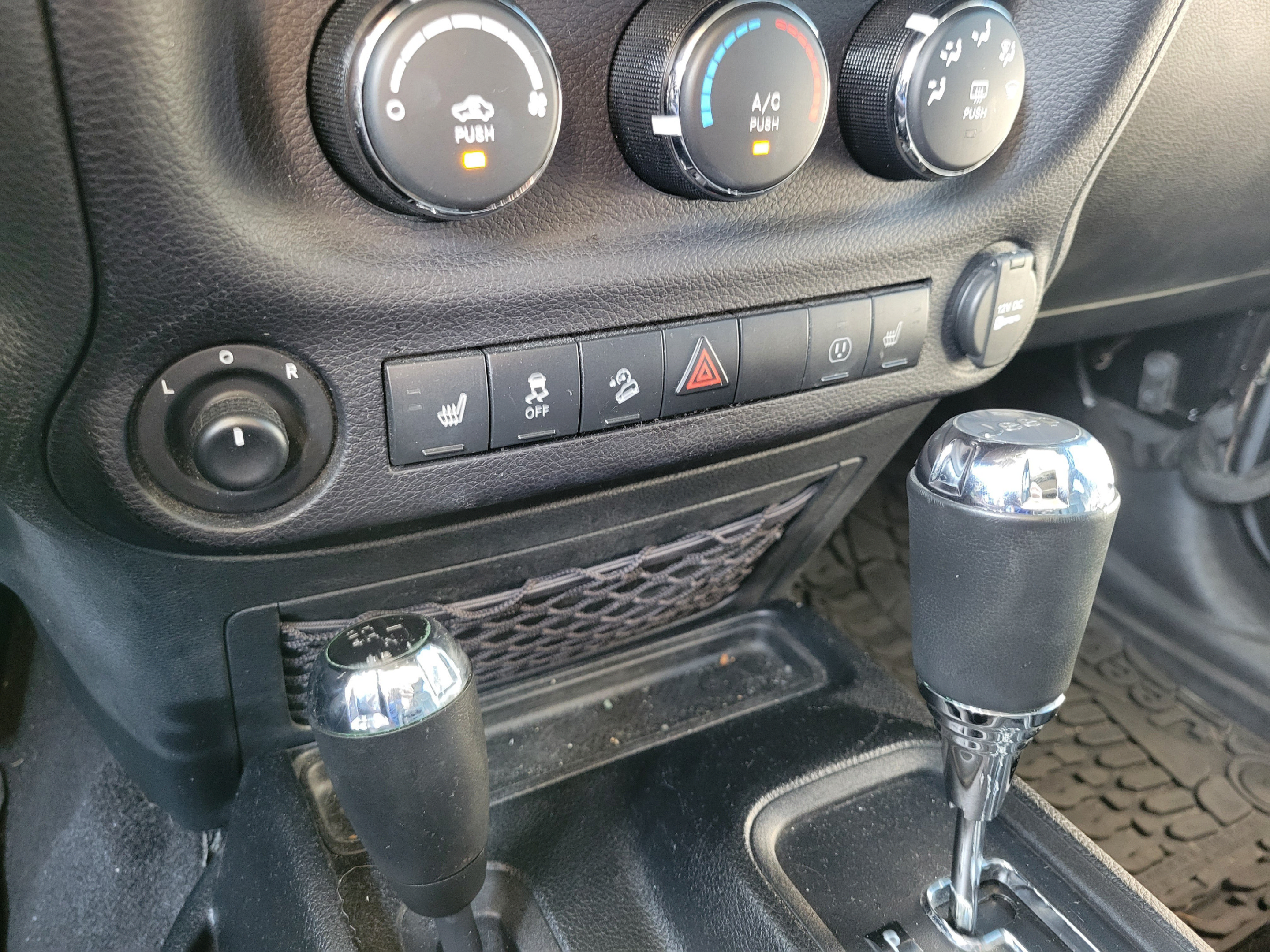Used 2016 Jeep Wrangler Unlimited Rubicon w/ Connectivity Group AWD/4WD image 18