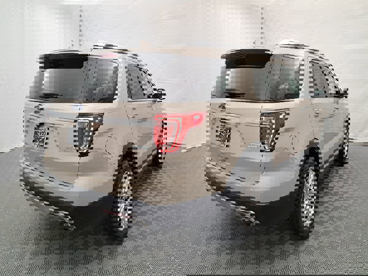 Used 2017 Ford Explorer Limited w/ Equipment Group 301A FWD image 4