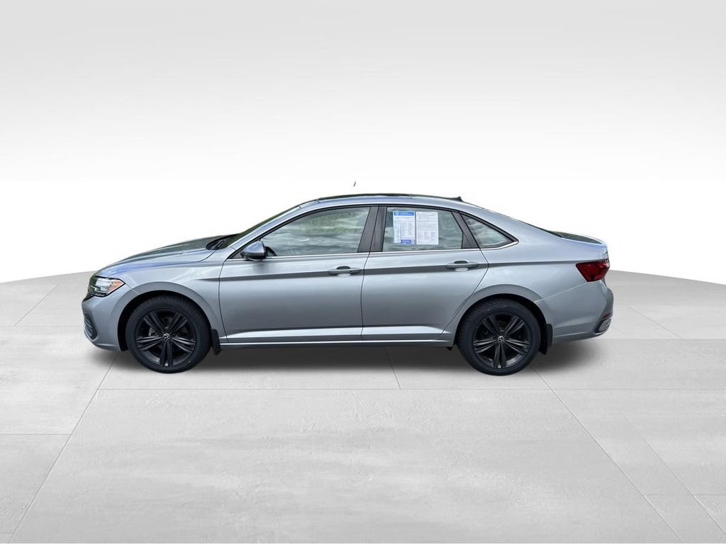 Certified 2022 Volkswagen Jetta SE FWD image 4