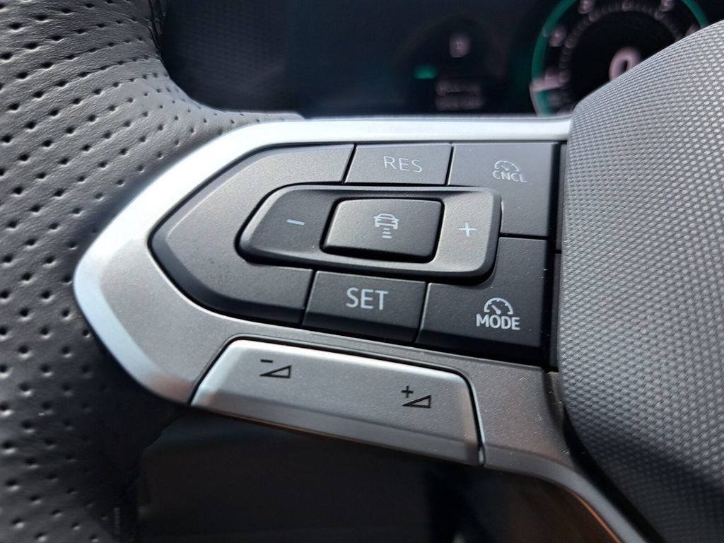 New 2026 Volkswagen Tiguan SE R-Line FWD image 15