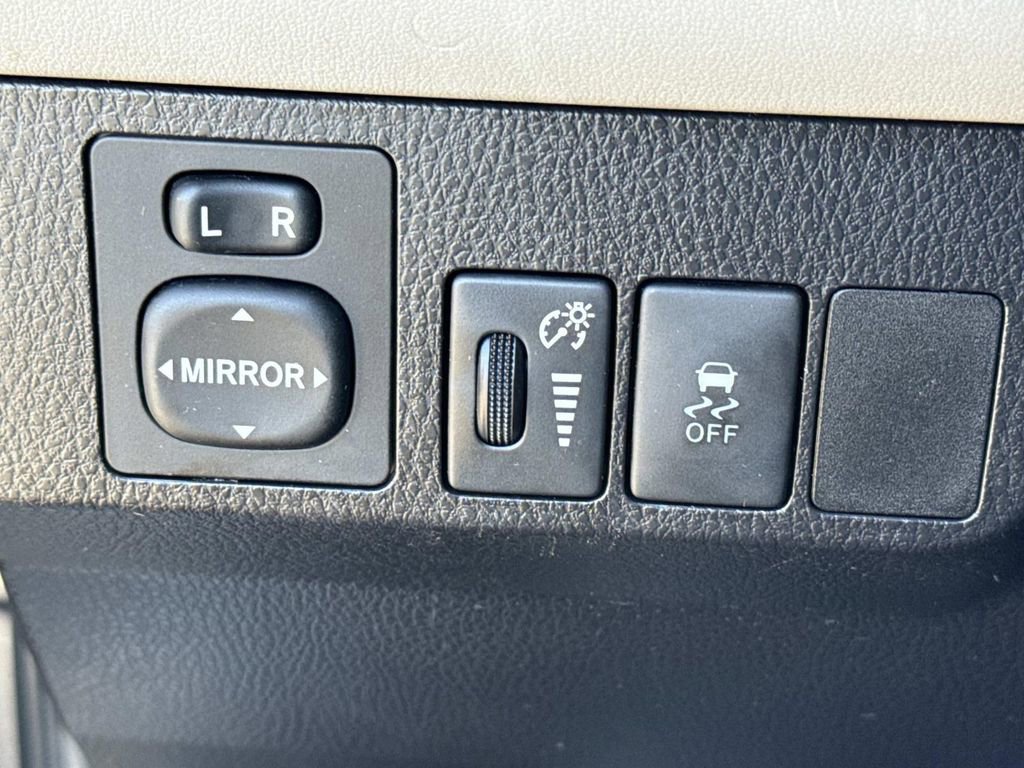 Used 2015 Toyota RAV4 LE image 40