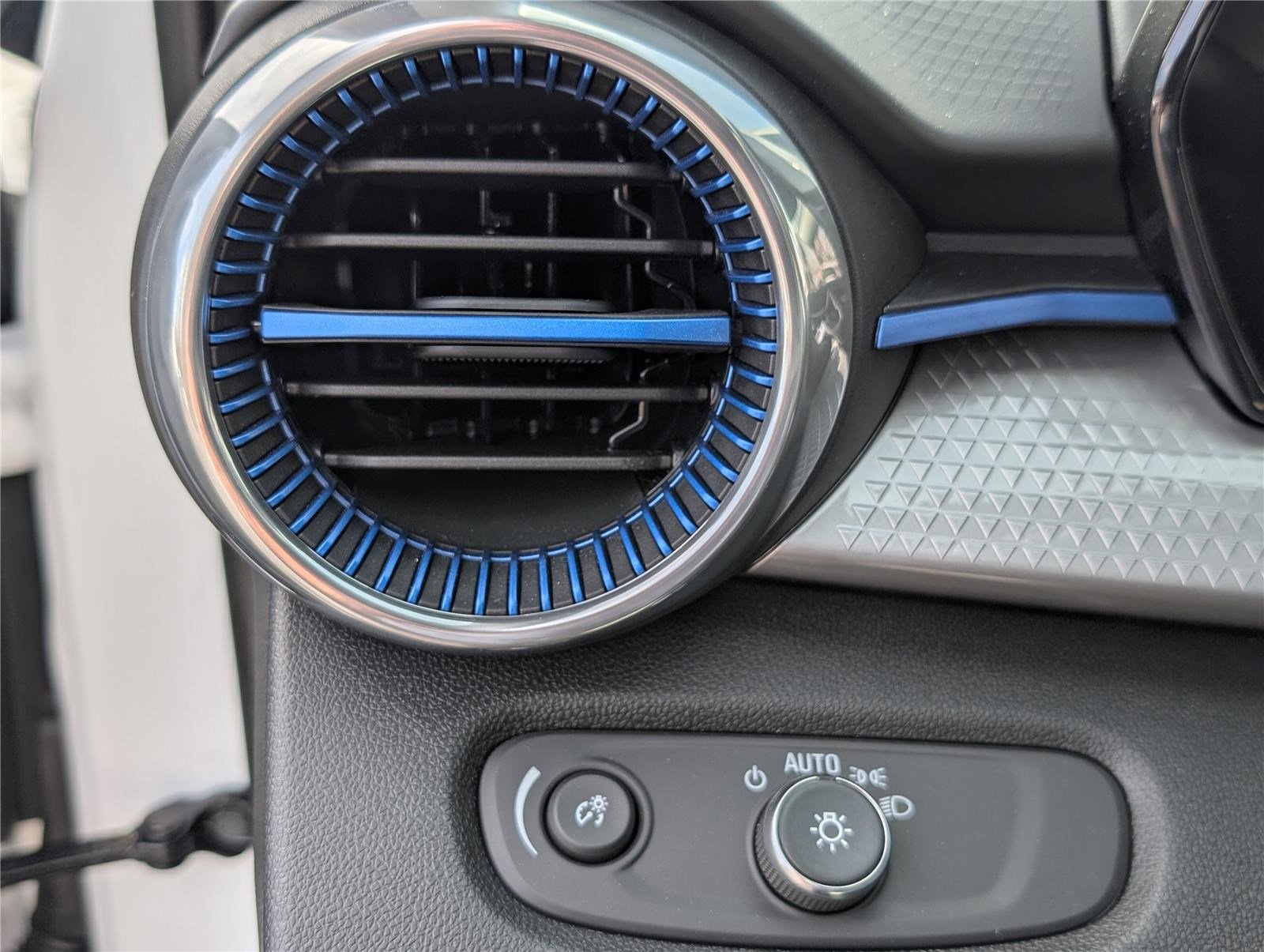 Used 2025 Chevrolet Trax LT w/ Driver Confidence Package image 19