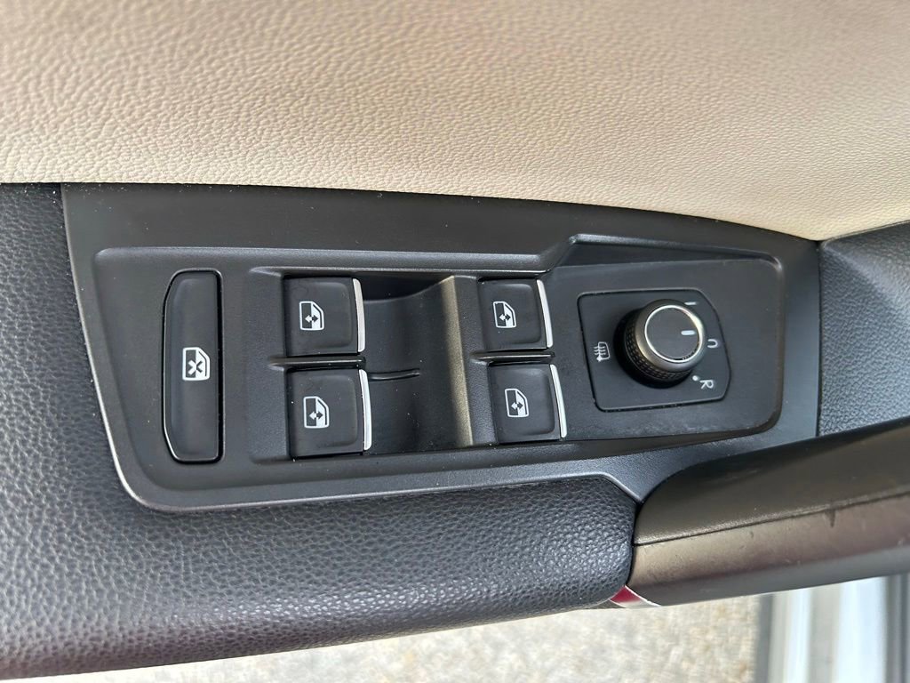 Used 2020 Volkswagen Tiguan SEL FWD image 18