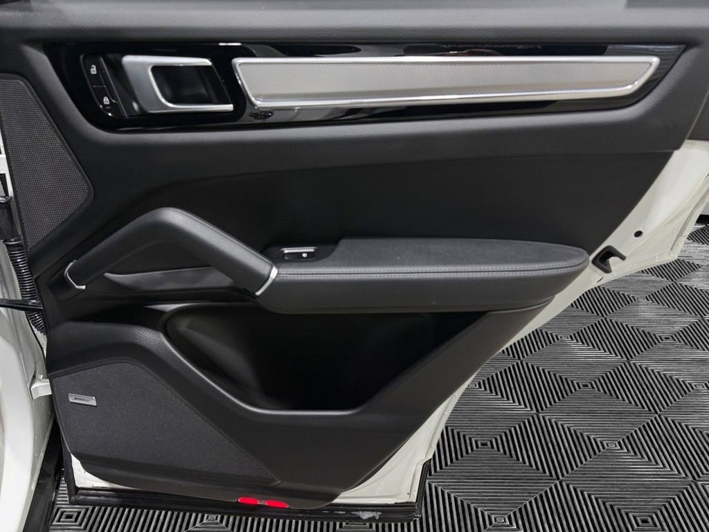 Used 2022 Porsche Cayenne Platinum Edition image 17
