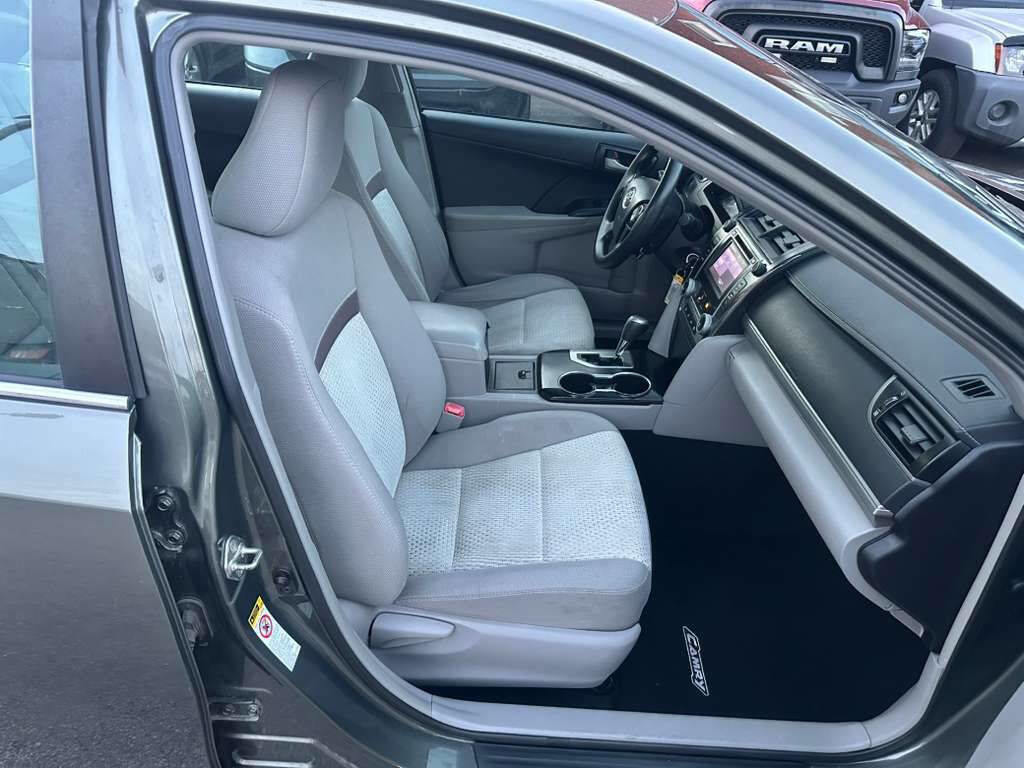 Used 2014 Toyota Camry L image 17