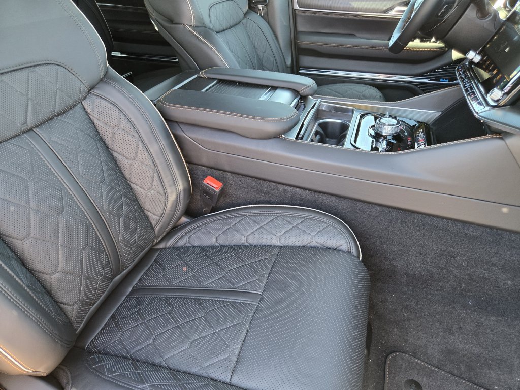 New 2026 Jeep Grand Wagoneer L Summit AWD/4WD image 9