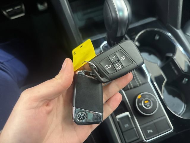 Certified 2022 Volkswagen Atlas Cross Sport SEL R-Line image 22