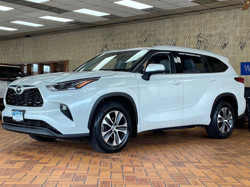 Used 2022 Toyota Highlander XLE AWD/4WD image 4