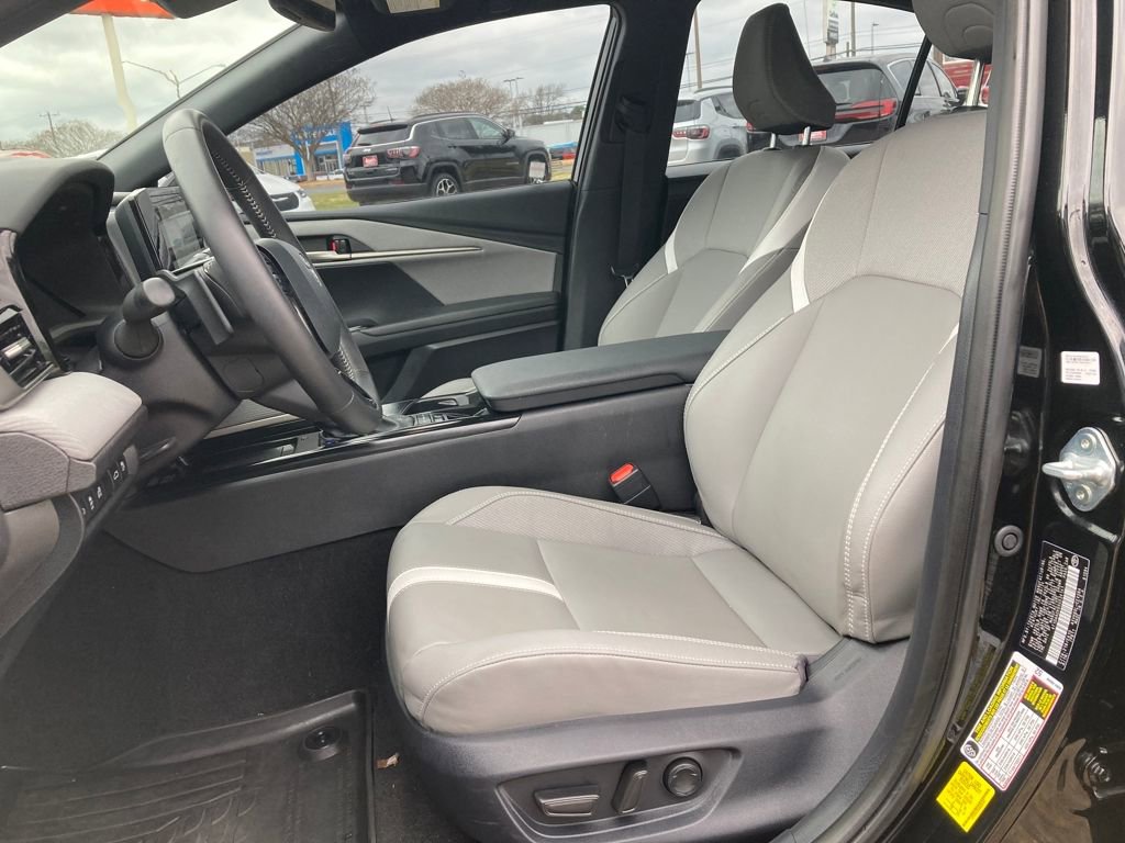 Used 2025 Toyota Camry SE image 9