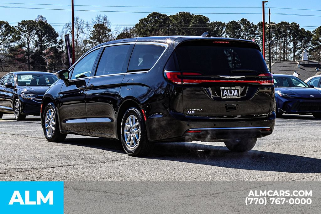 Used 2024 Chrysler Pacifica Touring-L FWD image 7