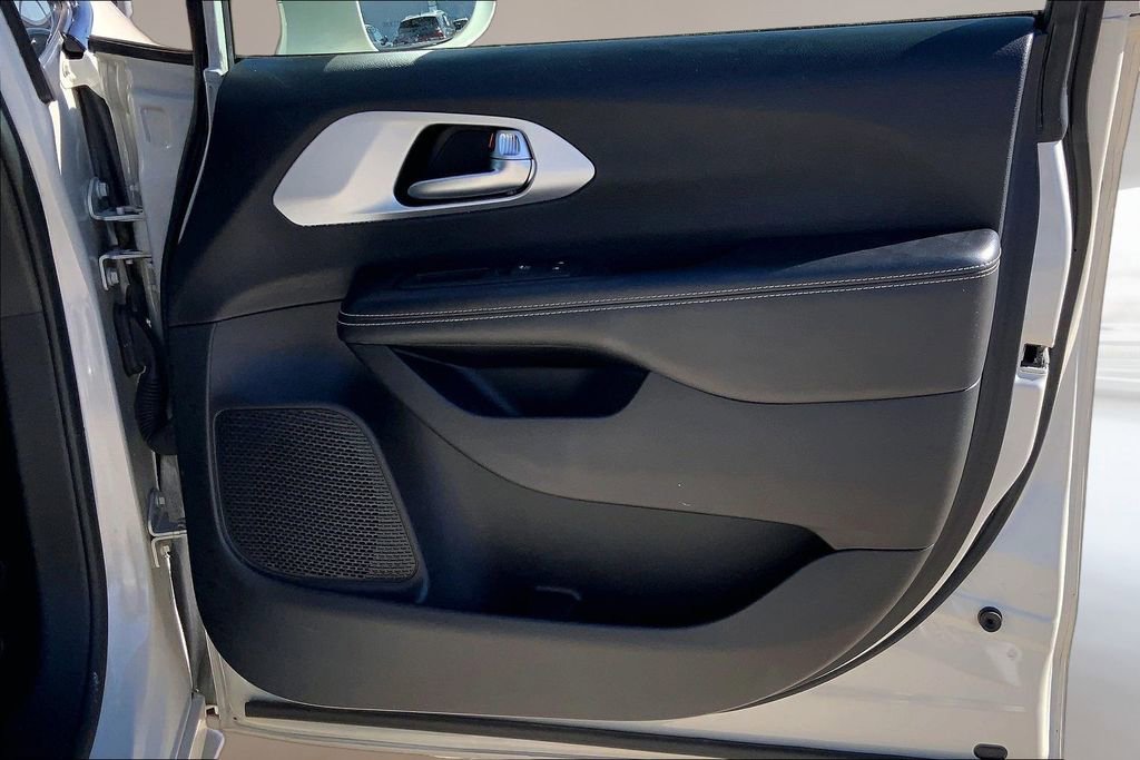 Used 2020 Chrysler Pacifica Touring-L Plus FWD image 23