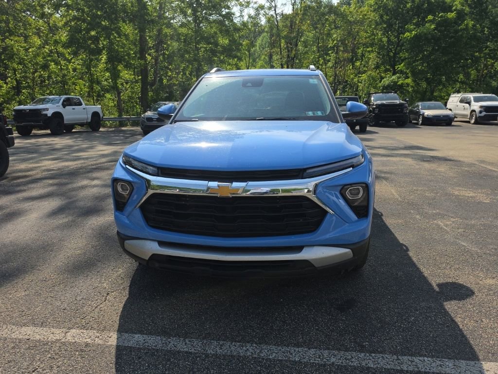 Used 2024 Chevrolet TrailBlazer LT w/ LT Cold Weather Package FWD image 2
