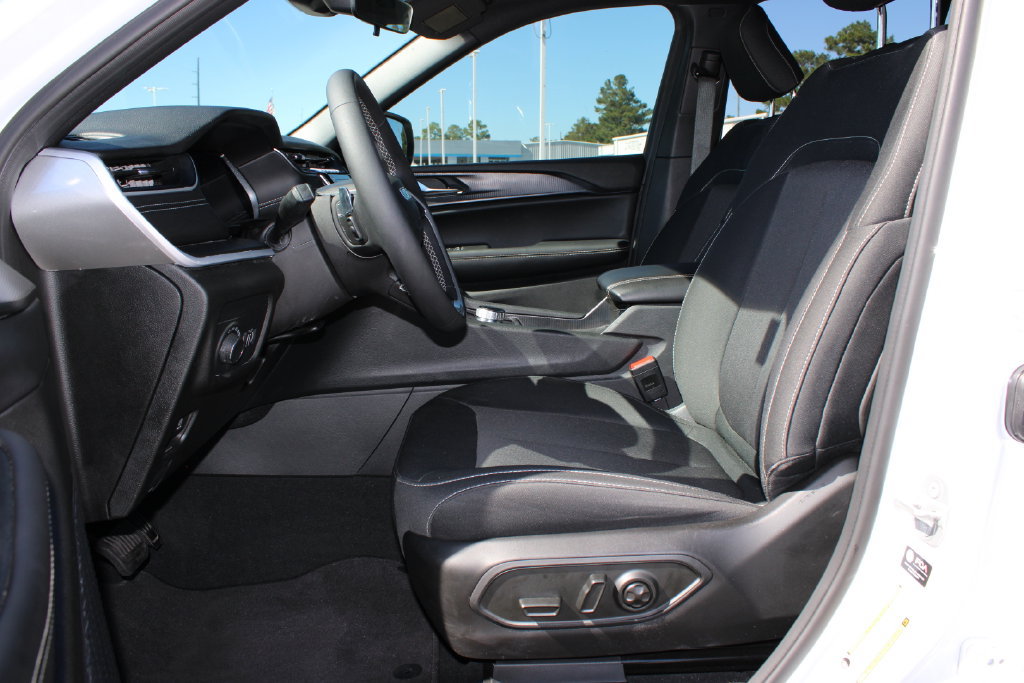 Used 2025 Jeep Grand Cherokee Laredo X RWD image 11