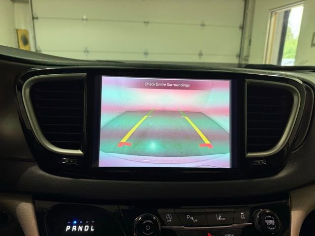 Used 2023 Chrysler Pacifica Touring-L image 19