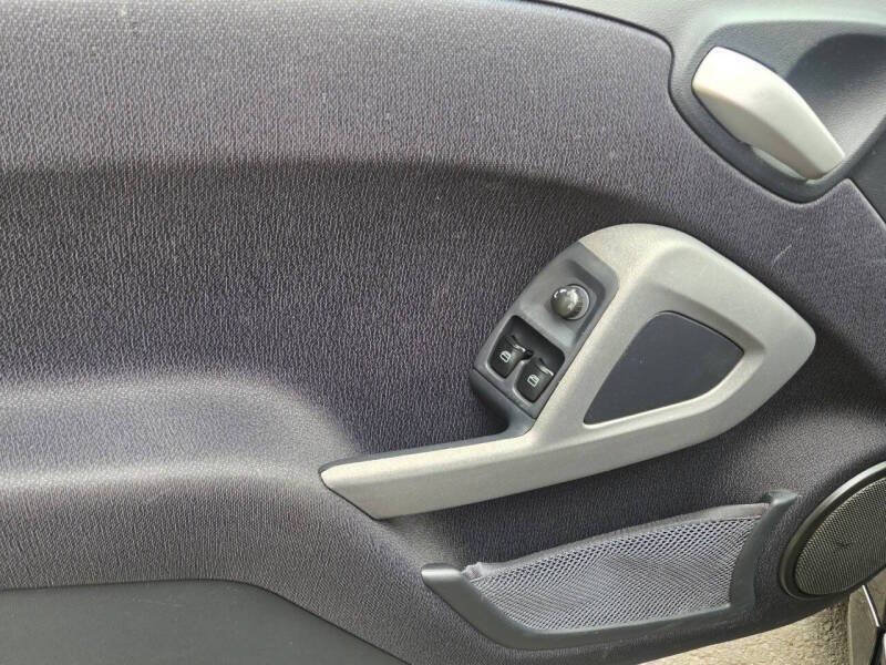 Used 2012 smart fortwo passion RWD image 22