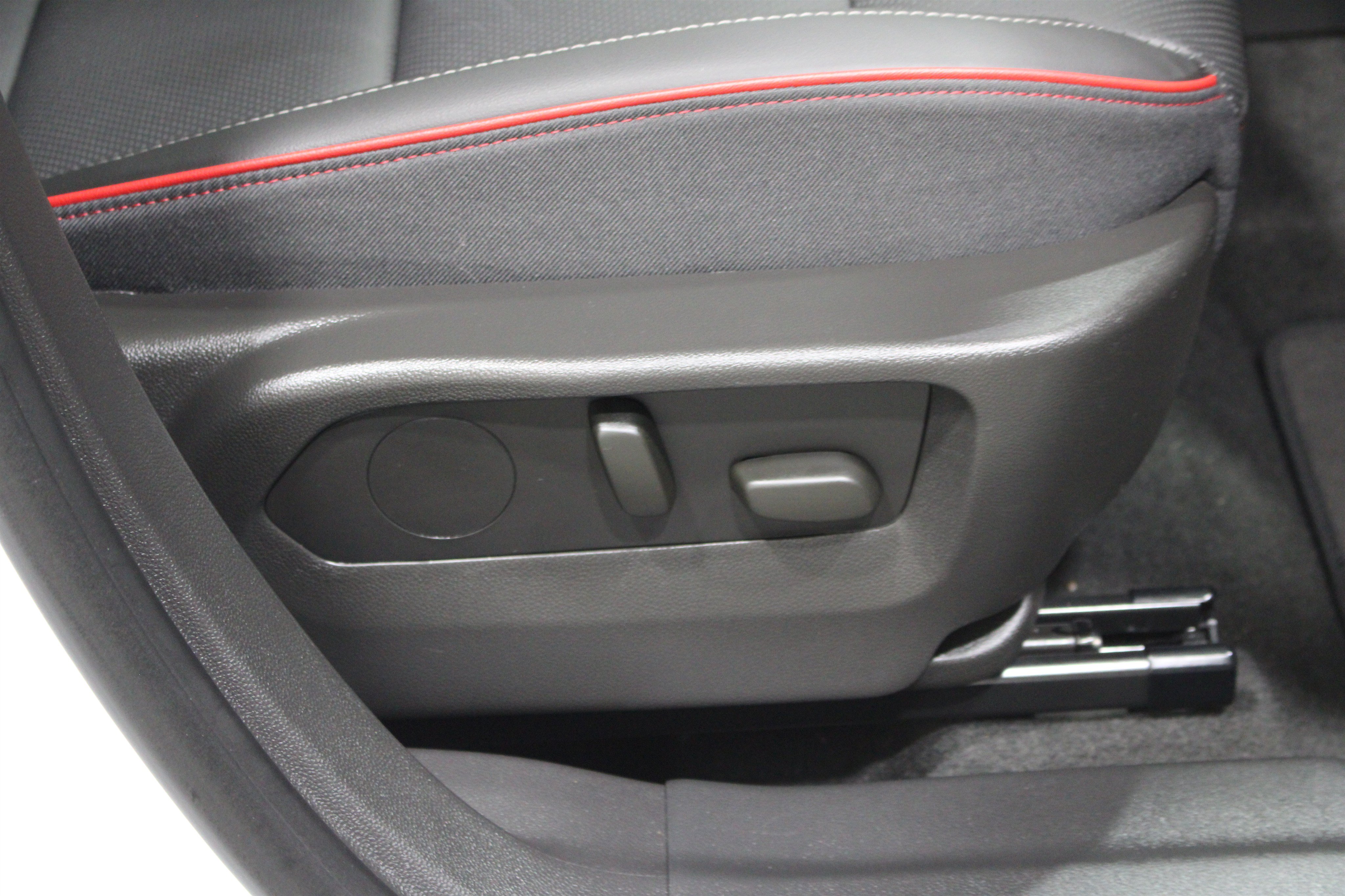 Used 2023 Buick Envision Essence AWD/4WD image 28