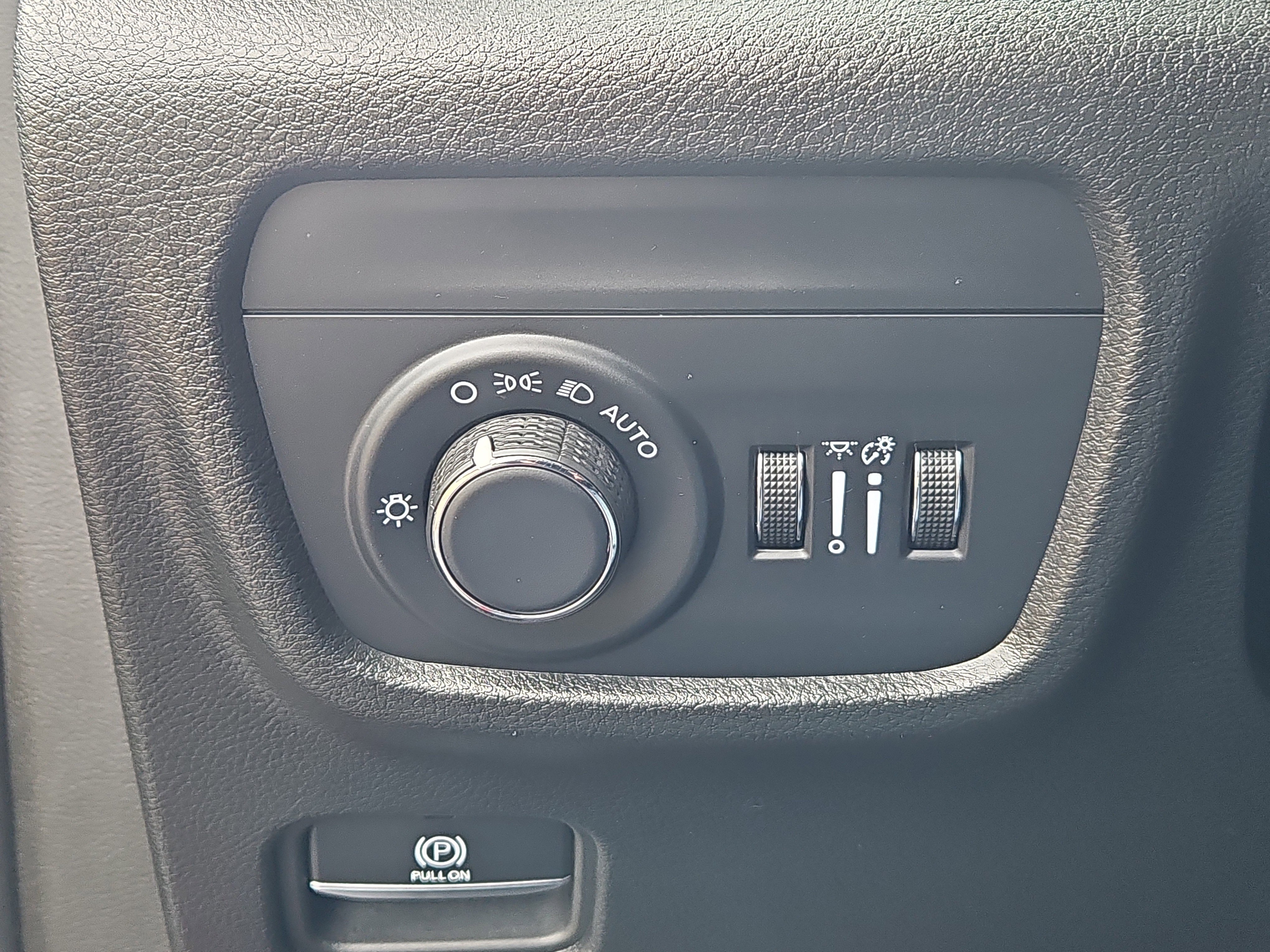 Used 2025 Jeep Grand Cherokee Altitude image 10