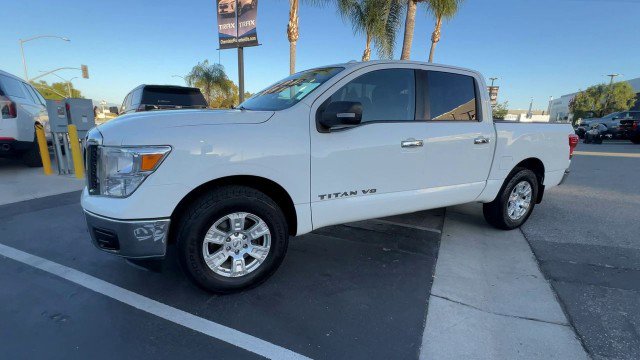 Used 2018 Nissan Titan SV image 4