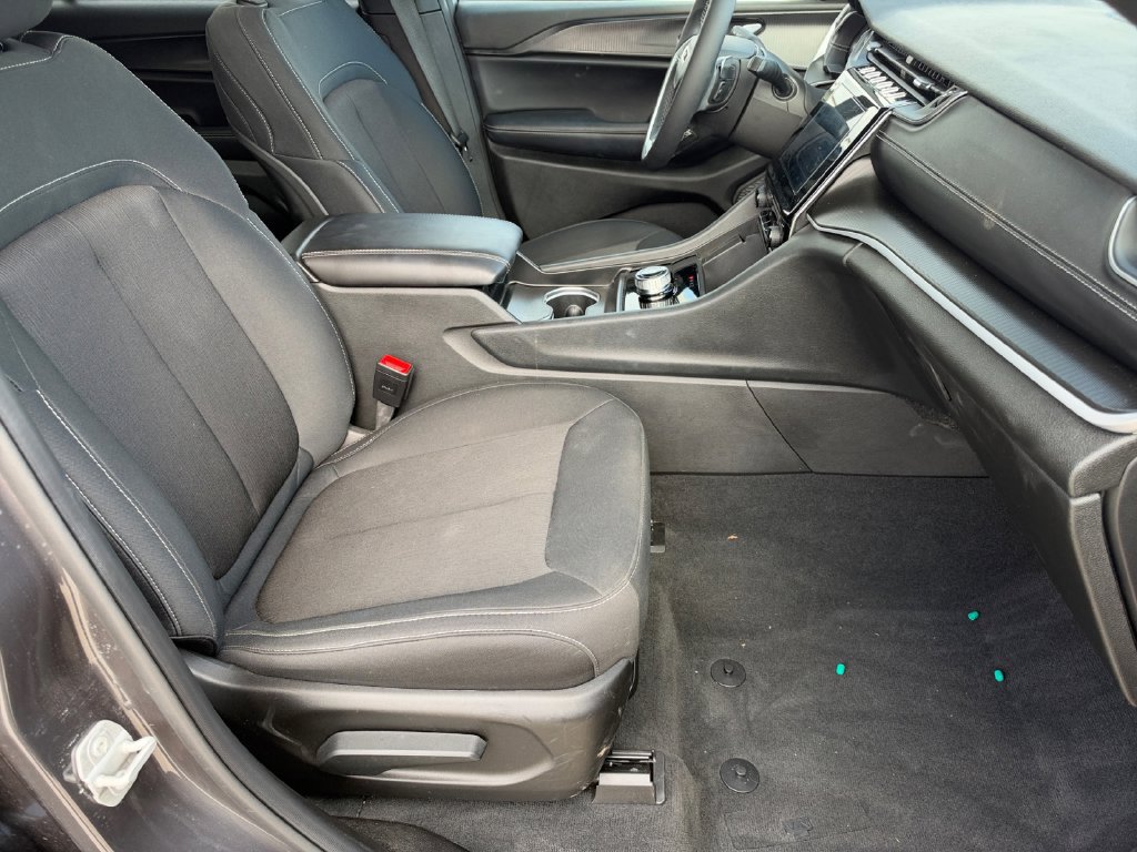 Used 2025 Jeep Grand Cherokee L Laredo RWD image 16